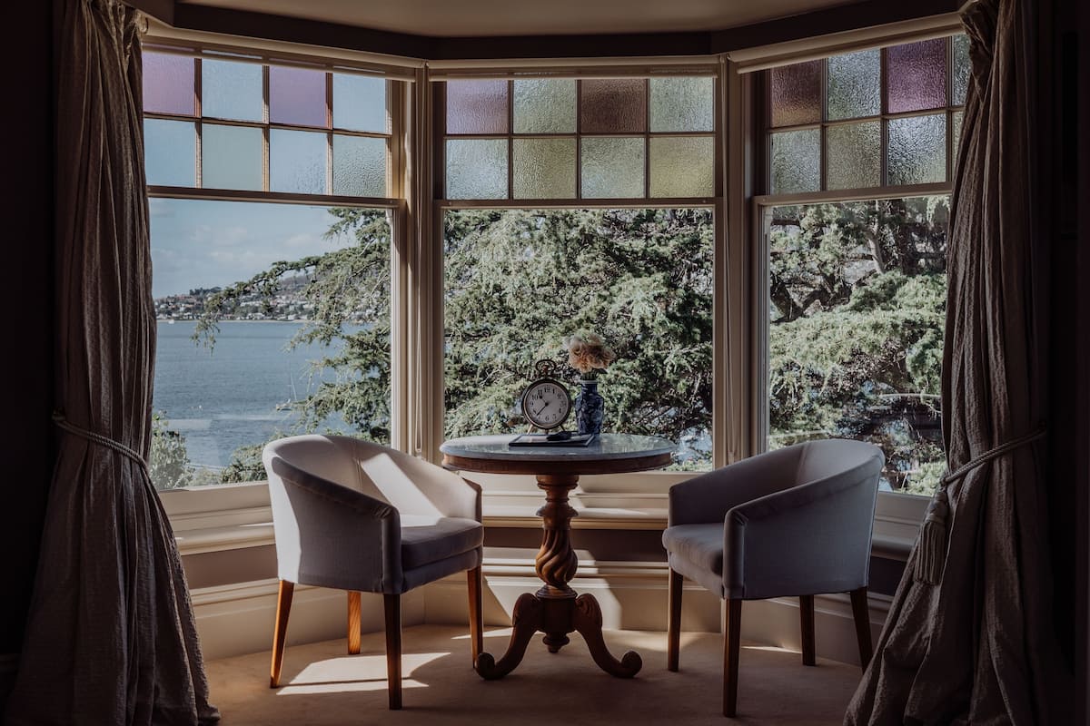 Classic King with Water View | Ropa de cama de alta calidad, camas con pillow-top y minibar