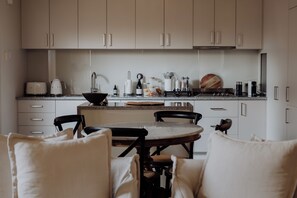 One-Bedroom Apartment - Florence Fox | Premium bedding, pillow-top beds, minibar, individually decorated - Grande Vue Private Hotel (Battery Point)