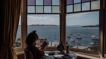 Superior King with Water View | 高級寝具、ピロートップベッド、ミニバー、客室ごとに異なる装飾
