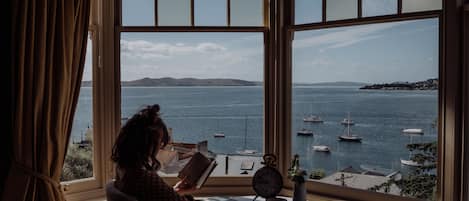 Superior King with Water View | Bộ đồ giường cao cấp, nệm có lớp đệm bông, minibar