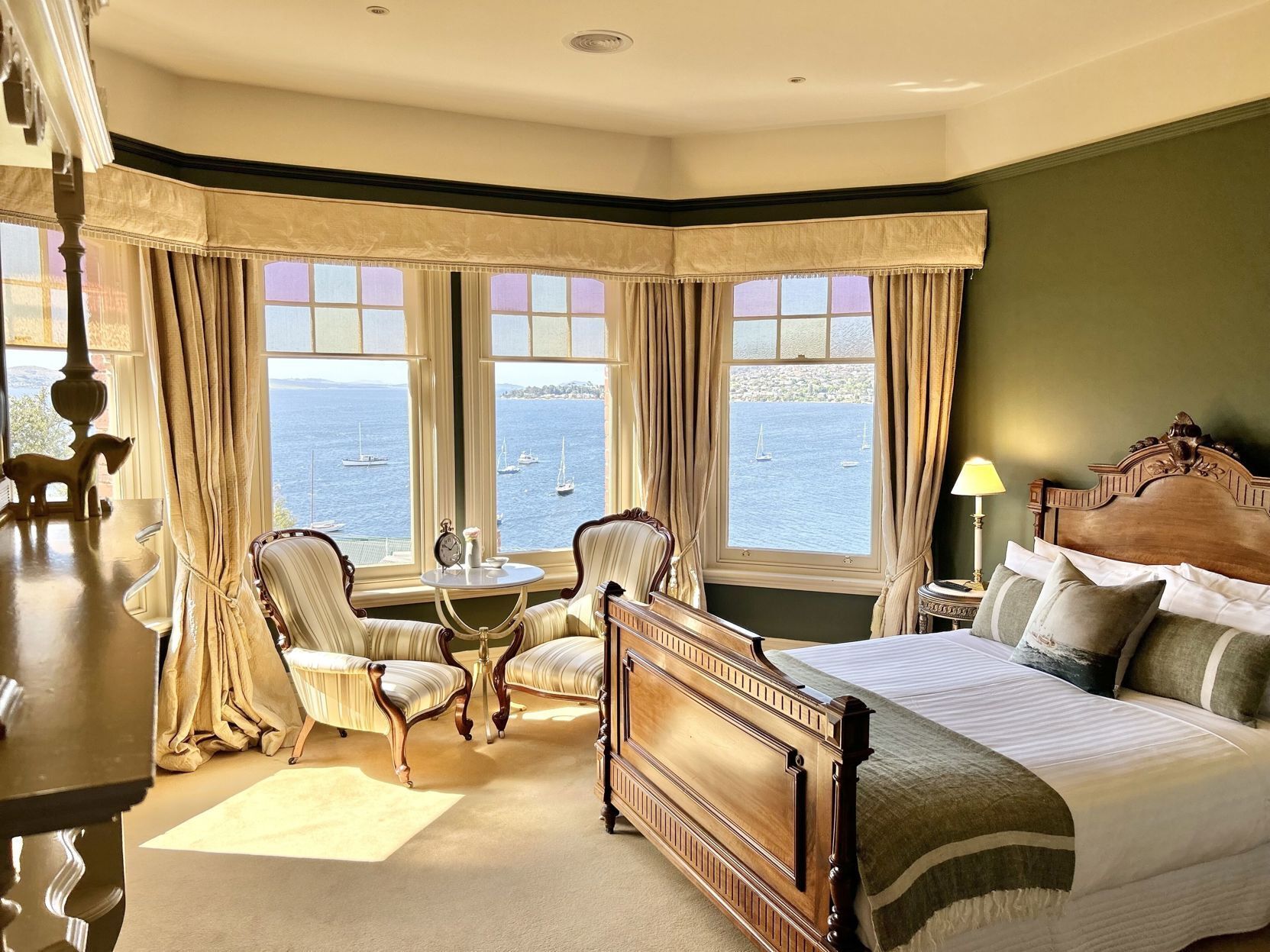 Literie de qualité supérieure, surmatelas, minibar