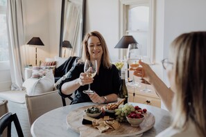 One-Bedroom Apartment - Florence Fox | Premium bedding, pillow-top beds, minibar, individually decorated