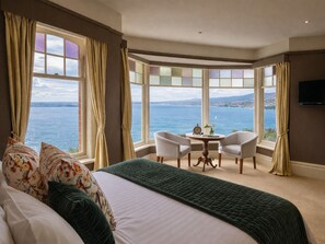 Premium bedding, pillow-top beds, minibar, individually decorated - Grande Vue Private Hotel (Battery Point)