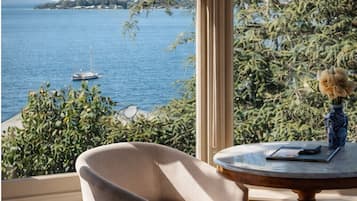 King Waterview - Kelly Room | Premium bedding, pillowtop beds, minibar, individually decorated