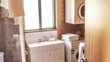 Studio (Spa) | Individually furnished, iron/ironing board, bed sheets