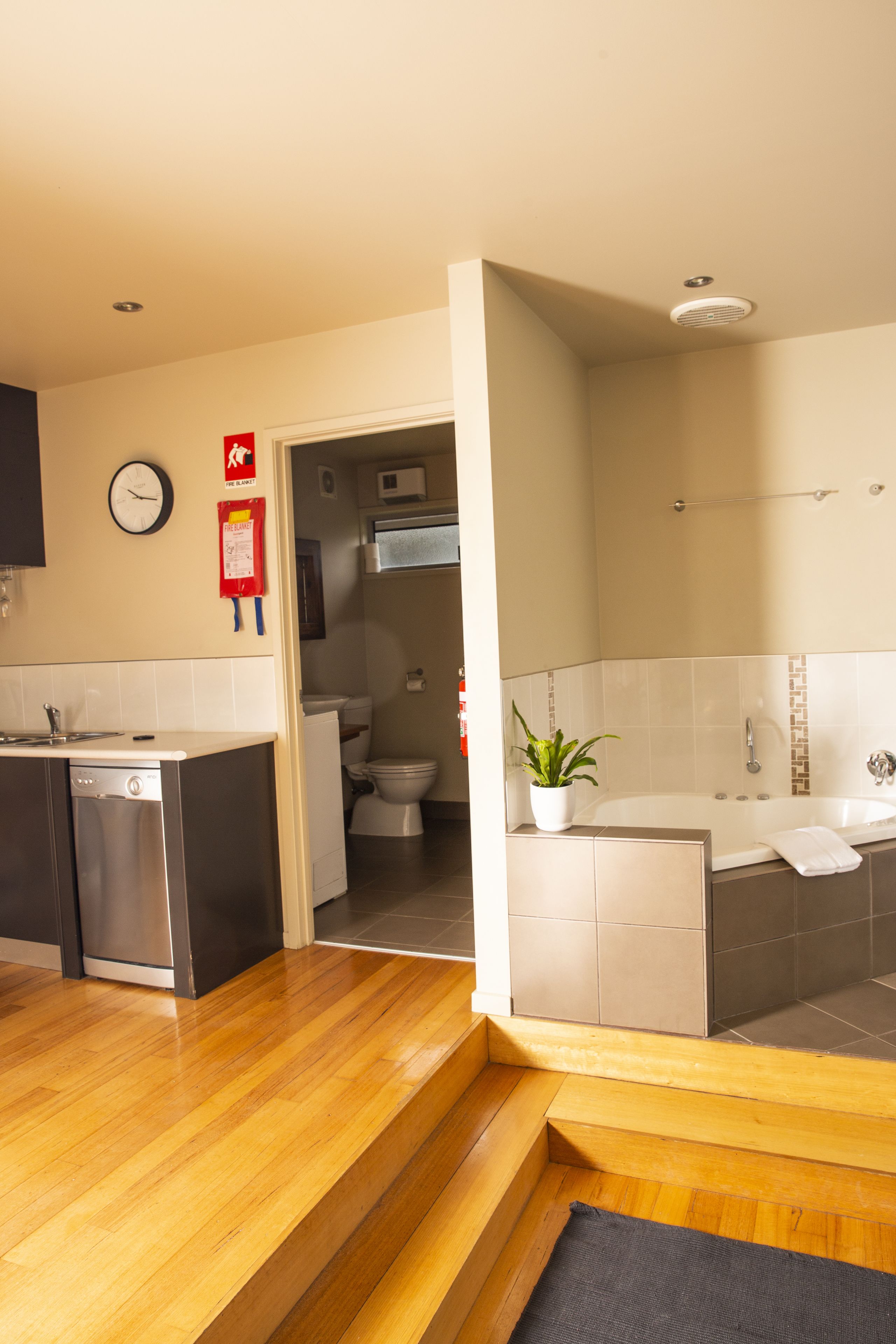 Studio (Spa) | Trang bị nội thất với thiết kế riêng biệt, bàn ủi/dụng cụ ủi quần áo 