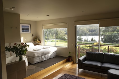 Studio (Spa) | Individually furnished, iron/ironing board, free WiFi, bed sheets. Little Norfolk Bay Events and Chalets