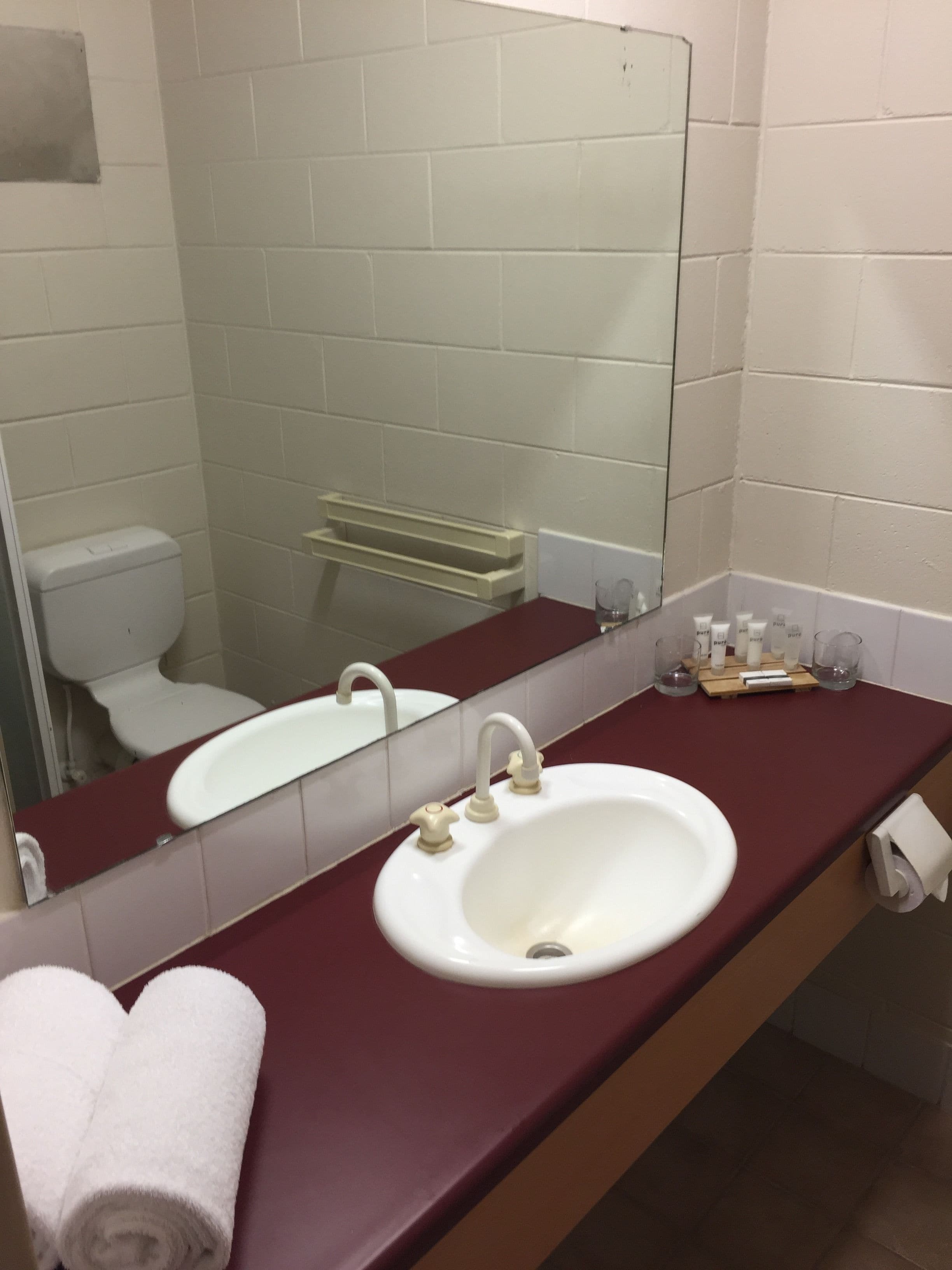 Pancuran mandi, kelengkapan dandanan diri percuma, pengering rambut 