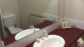 Pancuran mandi, kelengkapan dandanan diri percuma, pengering rambut