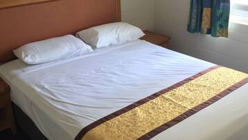 Escritorio, tabla de planchar con plancha, ropa de cama