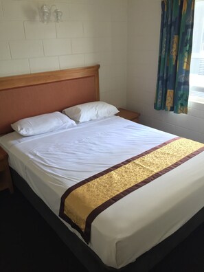 デスク、アイロン / アイロン台、ベッドシーツ