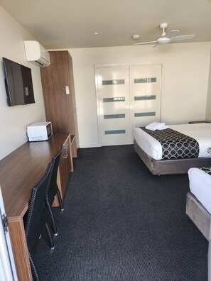 Suite estàndard, diversos llits, no fumadors (Twin Room) | 1 dormitori, planxa i posts de planxar i roba de llit 