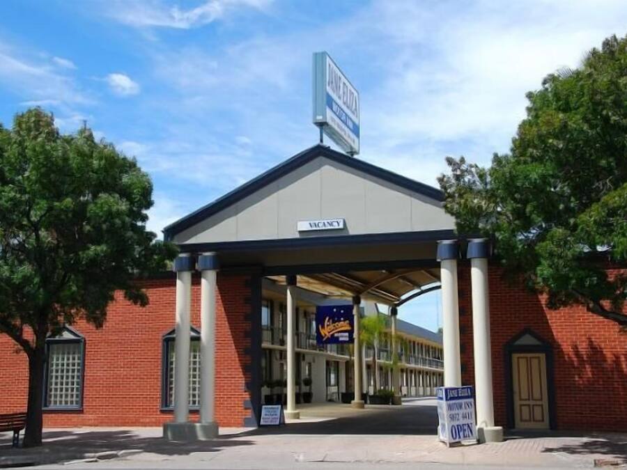 A building with a sign indicating it is a hotel.