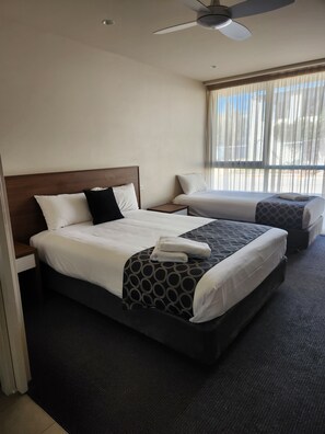 Suite Standar, Beberapa Tempat Tidur, Bebas Asap Rokok (Twin Room) | 1 kamar tidur, setrika/meja setrika, dan seprai linen