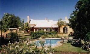 Outdoor pool - Ranelagh House (Dubbo)