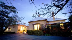 Unclassified image, 2 of 33, button - Ranelagh House (Dubbo)
