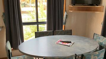 標準套房, 2 間臥室, 陽台, 湖景 (Lake Villa) | 房內用餐區