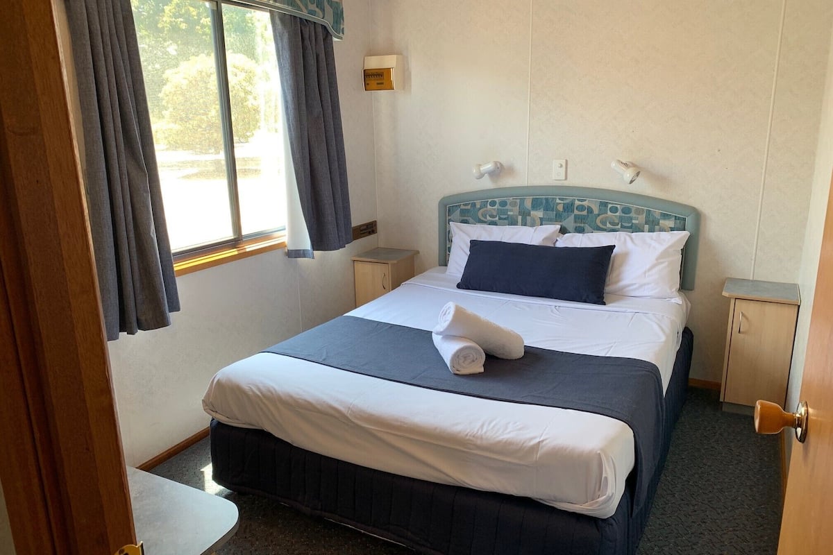 3 bedrooms, iron/ironing board, bed sheets