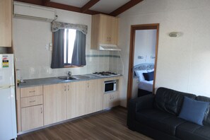 Standard-Ferienhütte, 2 Schlafzimmer, Nichtraucher, Küche (Bungalow) | Eigene Kochnische | Großer Kühlschrank, Mikrowelle, Herdplatte, Wasserkocher