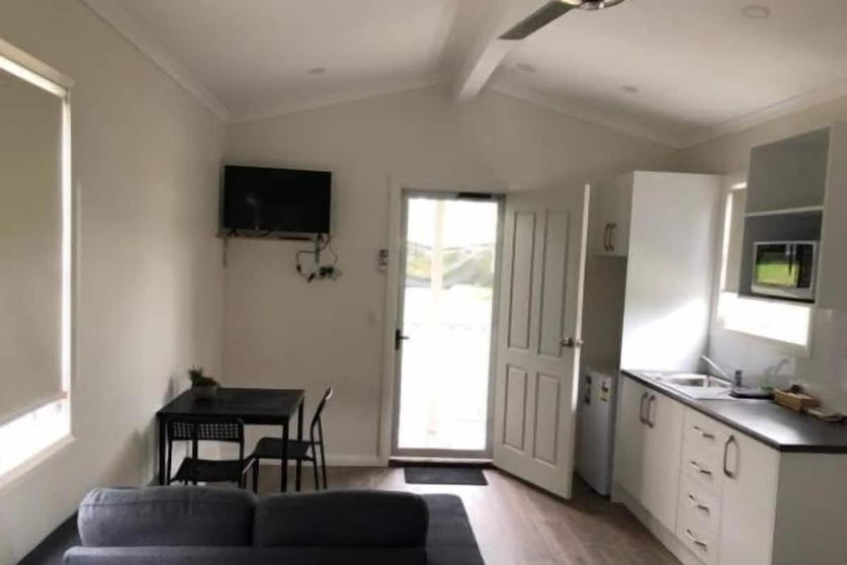 Deluxe Room, 1 Queen Bed | 1 bedroom, blackout curtains, free WiFi, bed sheets
