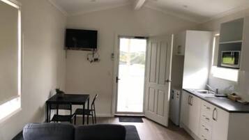 Cortinas blackout, wifi gratis y ropa de cama