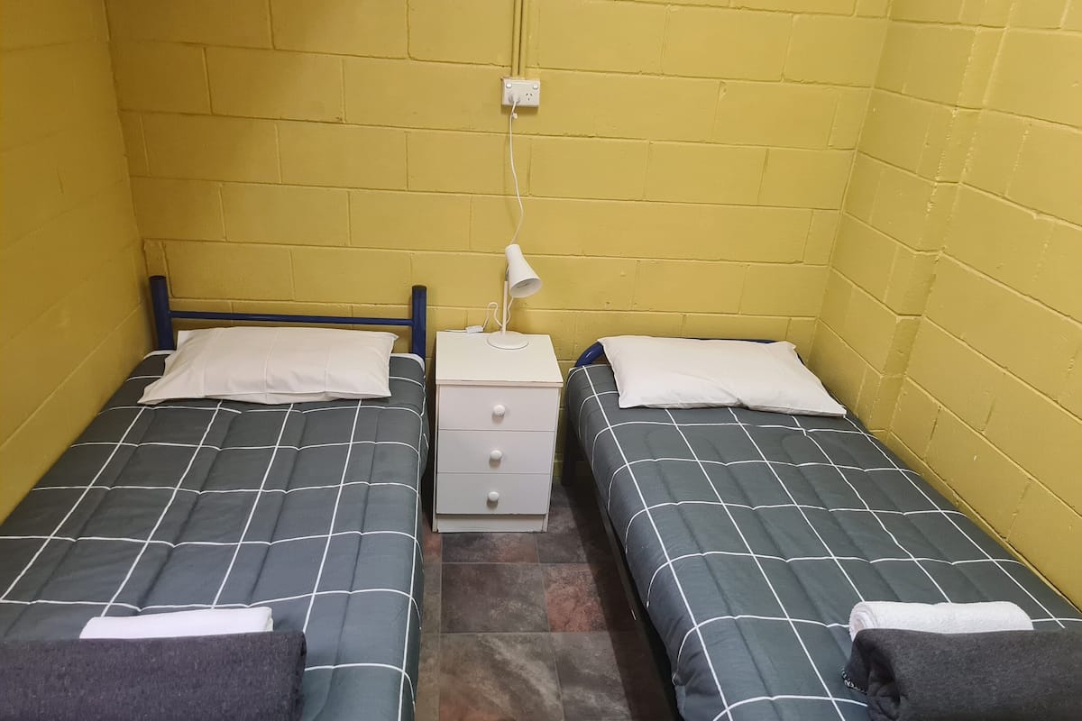 1 habitación, cortinas blackout, wifi gratis y ropa de cama