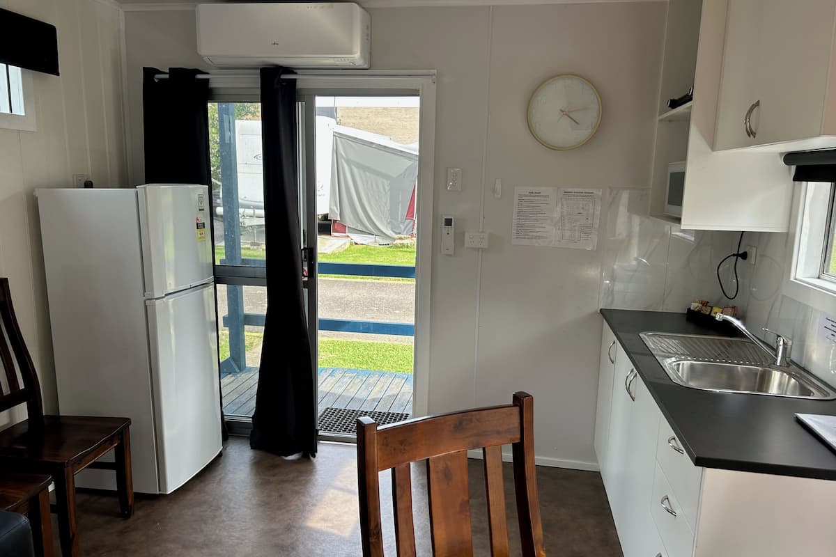 Family Cabin | 1 bedroom, blackout curtains, free WiFi, bed sheets