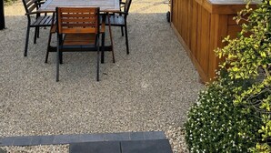 Un patio cubierto con piscina, mobiliario exterior y una zona de bar.