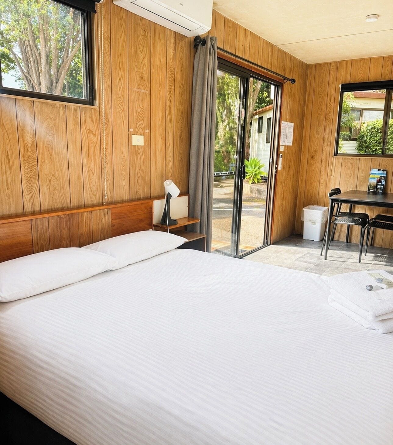 Perhemökki | Pimennysverhot, ilmainen Wi-Fi, vuodevaatteet