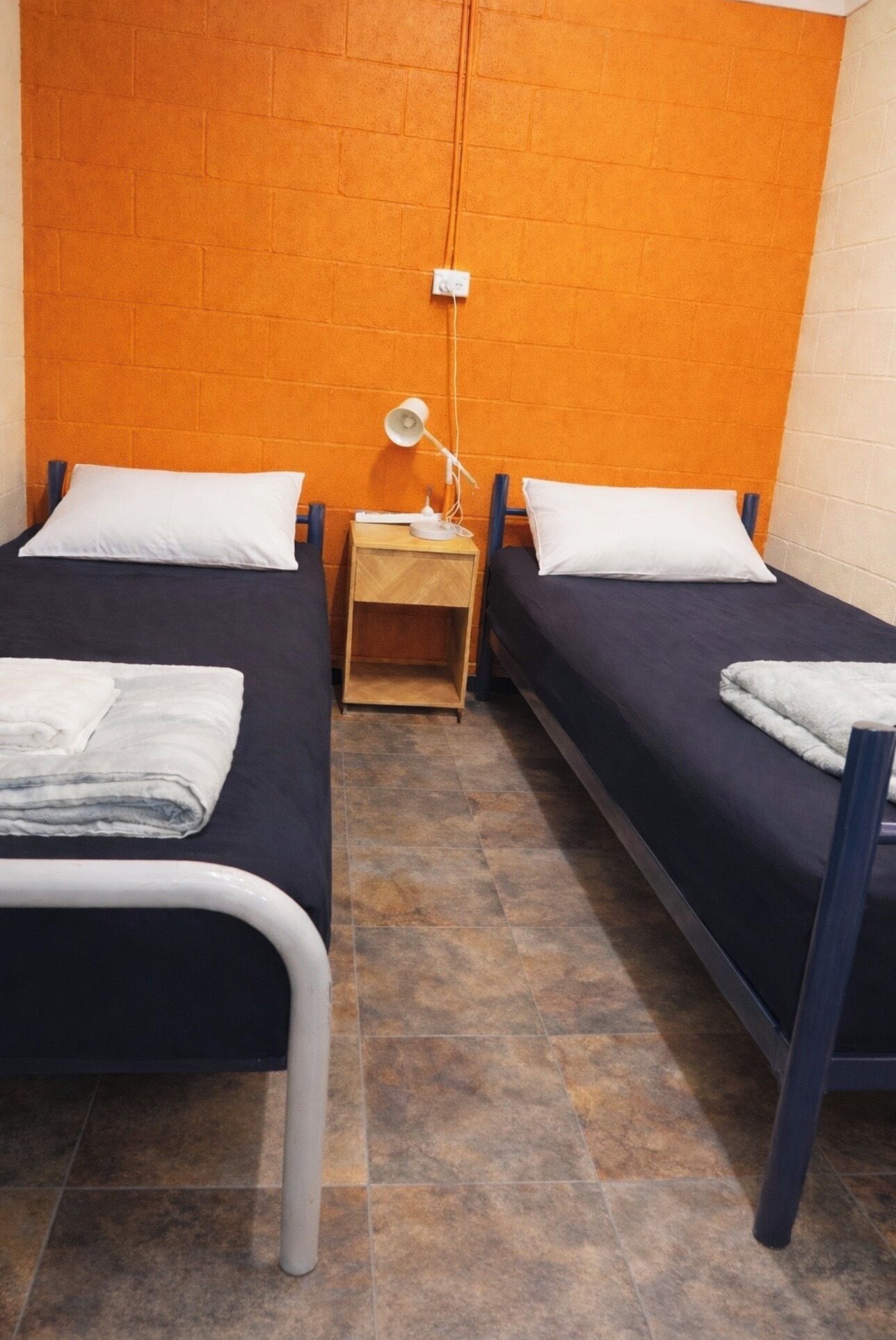 Kahden hengen huone (kaksi sänky ä) | Pimennysverhot, ilmainen Wi-Fi, vuodevaatteet