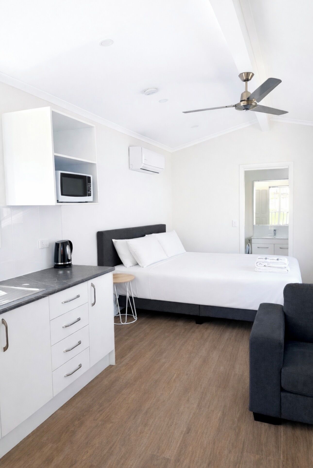 Deluxe-huone, 1 keskisuuri parisänky | Pimennysverhot, ilmainen Wi-Fi, vuodevaatteet