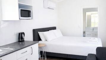 Deluxe Room, 1 Queen Bed | Blackout drapes, free WiFi, bed sheets