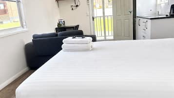 Deluxe-huone, 1 keskisuuri parisänky | Pimennysverhot, ilmainen Wi-Fi, vuodevaatteet