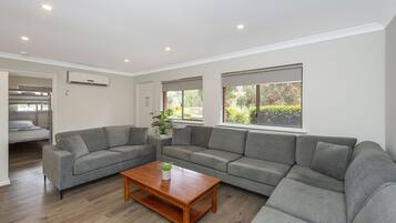 Deluxe-chalet, 3 makuuhuonetta, tupakointi kielletty, keittotila (Non Pet Friendly) | Oleskelualue