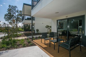 Rideaux occultants, fer et planche à repasser, draps fournis