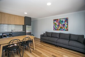 Nhà gỗ dành cho gia đình, 2 phòng ngủ, không hút thuốc, bếp nhỏ (Non Pet Friendly) | Khu phòng khách