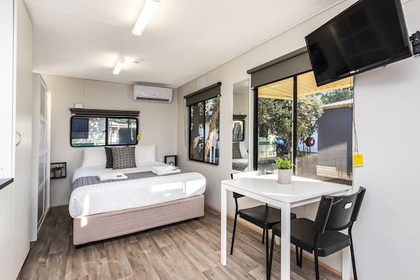 Rideaux occultants, fer et planche à repasser, draps fournis