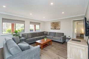 Nhà gỗ Deluxe, 3 phòng ngủ, không hút thuốc, bếp nhỏ (Non Pet Friendly) | Khu phòng khách