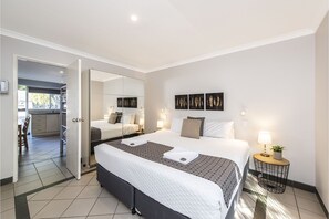 Nhà gỗ, 1 phòng ngủ, không hút thuốc, bếp nhỏ (Non Pet Friendly) | Màn/rèm cản sáng, bàn ủi/dụng cụ ủi quần áo, bộ trải giường 