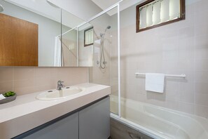 Deluxe House, 2 Bedrooms (Non Pet Friendly) | Bathroom | Towels, soap