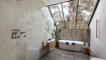 1 Bedroom Bath Forest View Chalet | Bathroom | Separate tub and shower, towels, shampoo