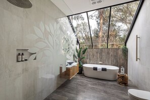 1 Bedroom Bath Forest View Chalet | Bathroom | Separate tub and shower, towels, shampoo