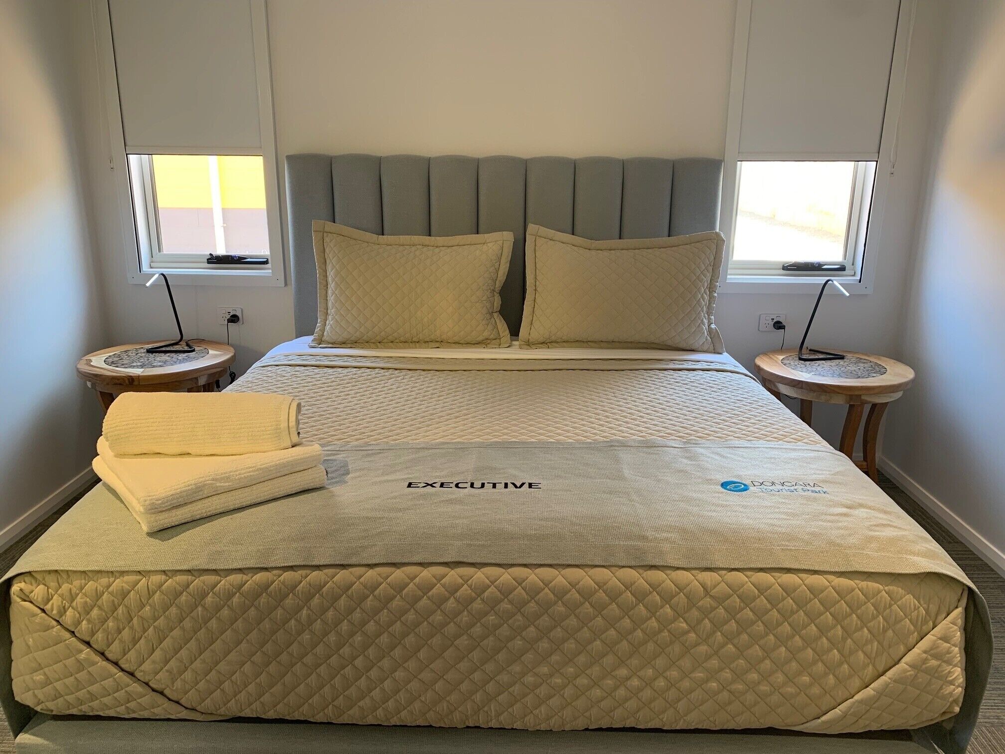 行政套房, 1 張特大雙人床 | 起居區 |  LCD 液晶電視