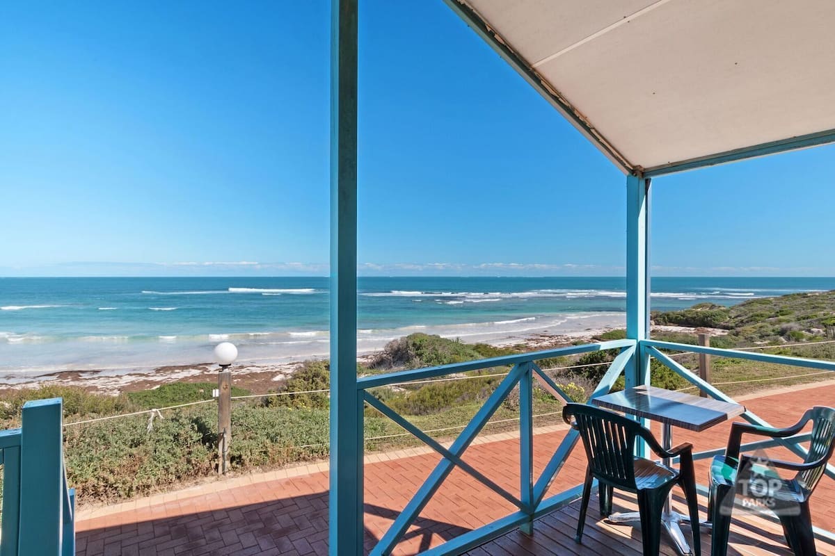 Ein überdachter Außenbereich mit Blick auf das Meer.