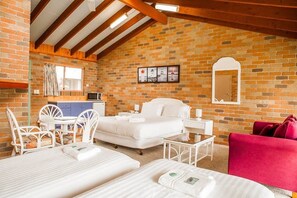 Standard Room, Non Smoking, Kitchenette (Queen Spa)