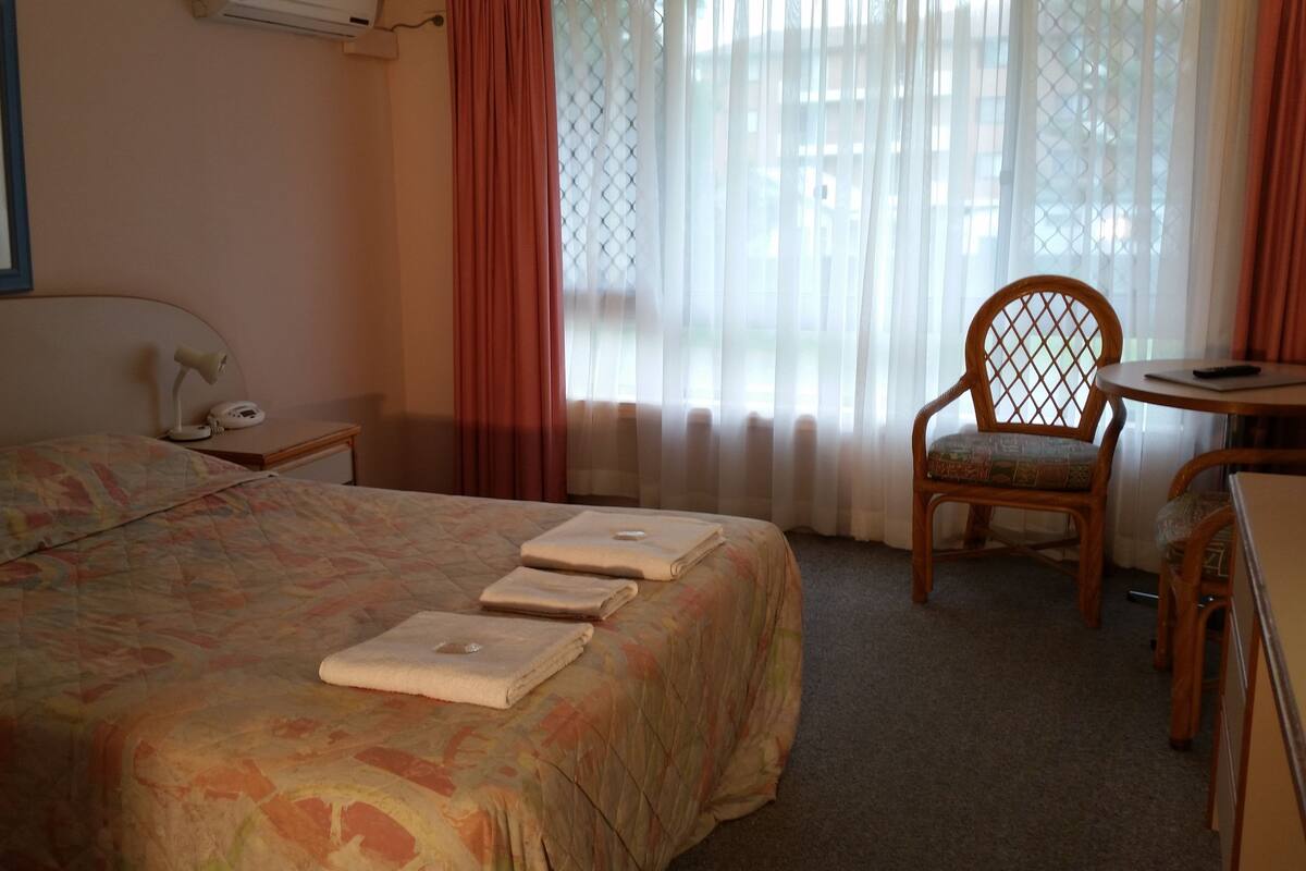 Standard Queen Room | Iron/ironing board (on request), rollaway beds (surcharge), WiFi (free)