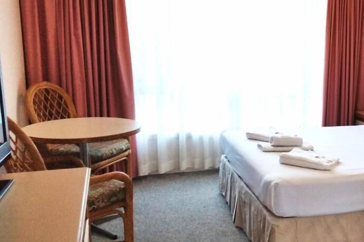 Iron/ironing board, rollaway beds, free WiFi