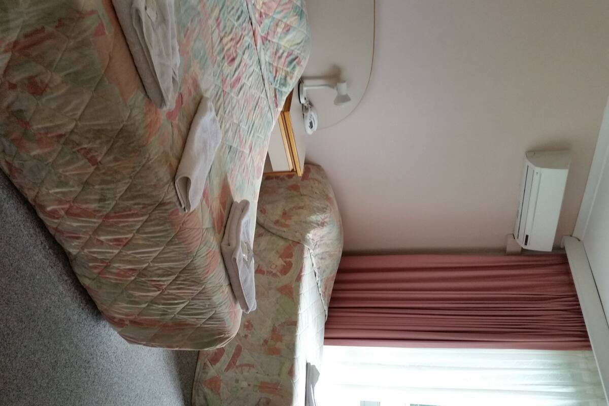 Standard Twin Share | Iron/ironing board (on request), rollaway beds (surcharge), WiFi (free)
