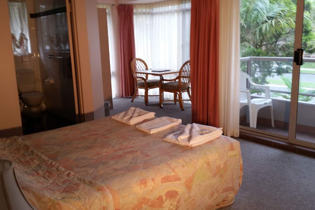Iron/ironing board, rollaway beds, free WiFi
