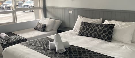 1 habitación, decoración personalizada y tabla de planchar con plancha